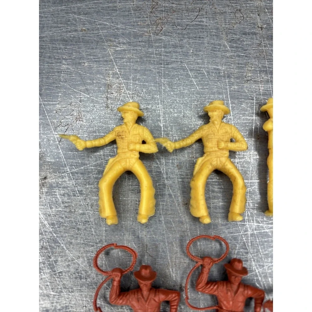 Lot Of 9 Vintage MPC Plastic Cowboy Figures Various Colors Riding‎ Lasso Shooter